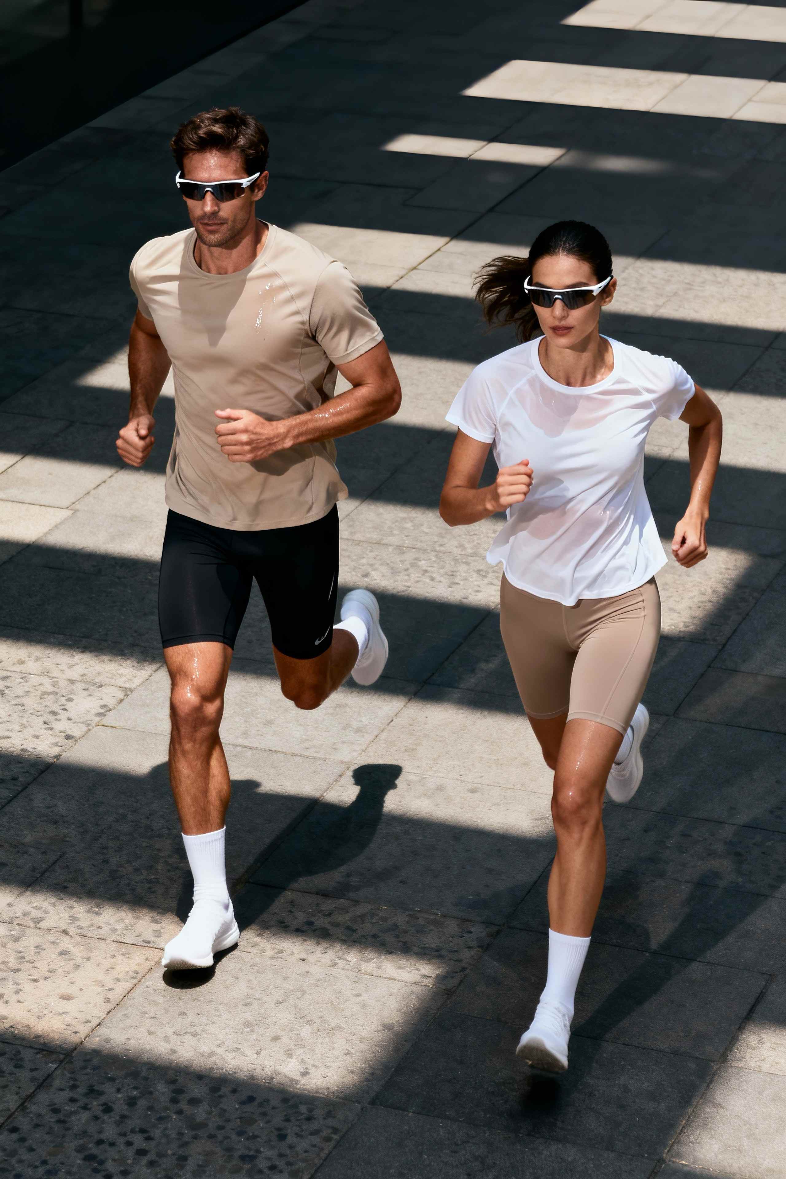 Dos atletas corriendo juntos con equipamiento deportivo y gafas de sol - Impulsa tu rendimiento